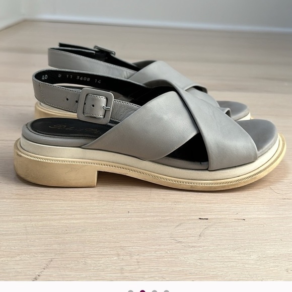 Robert Clergerie gray leather sandal. Caliente
Size 40 European. 9.5 US - Picture 3 of 7